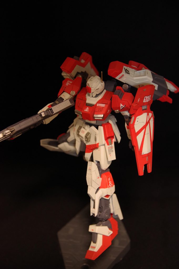 白:レーシングホワイト赤:クリムゾンジェム関節部等:メカサフヘビー/スターブライトジュラルミン/焼鉄色/チタンシルバー