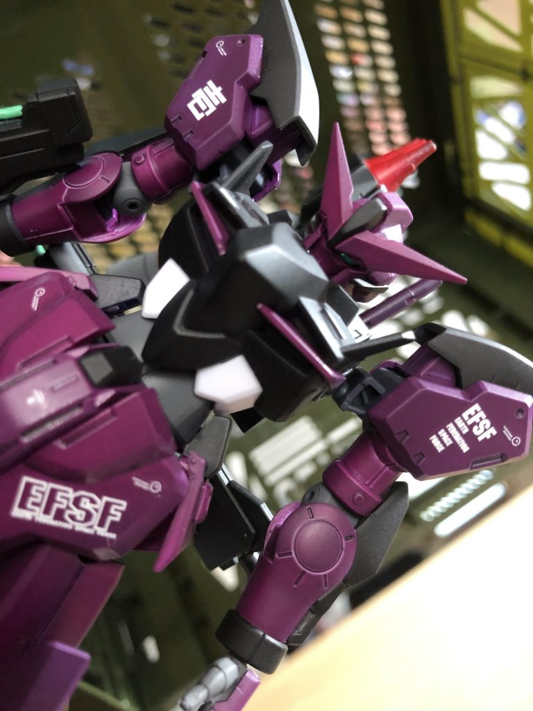 カラーはマリーダさんのパイロットスーツからイメージしてラベンダーを使いました。このラベンダー、なかなか塗装が難しい💦