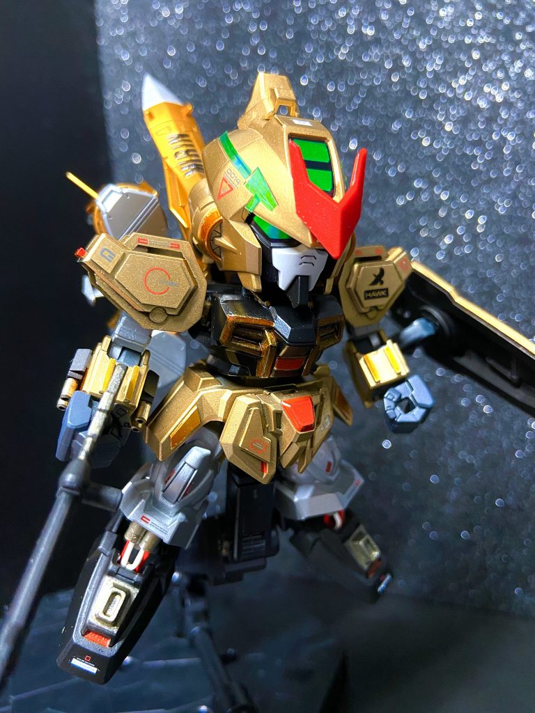 アカツキの最大の難点は、ヤタノカガミ装甲の高コストにあったため、装甲の4割を通常のPS装甲へ、残り6割を発動時のみヤタノカガミと同様の機能が作動するオモヒカネへと変更した。オモヒカネ装甲はそのもののコストは高くはないものの、多大なエネルギーを消費する為、稼働制限時間が短く、運用面での課題が残っているが、一部隊程度の量産化には成功している。