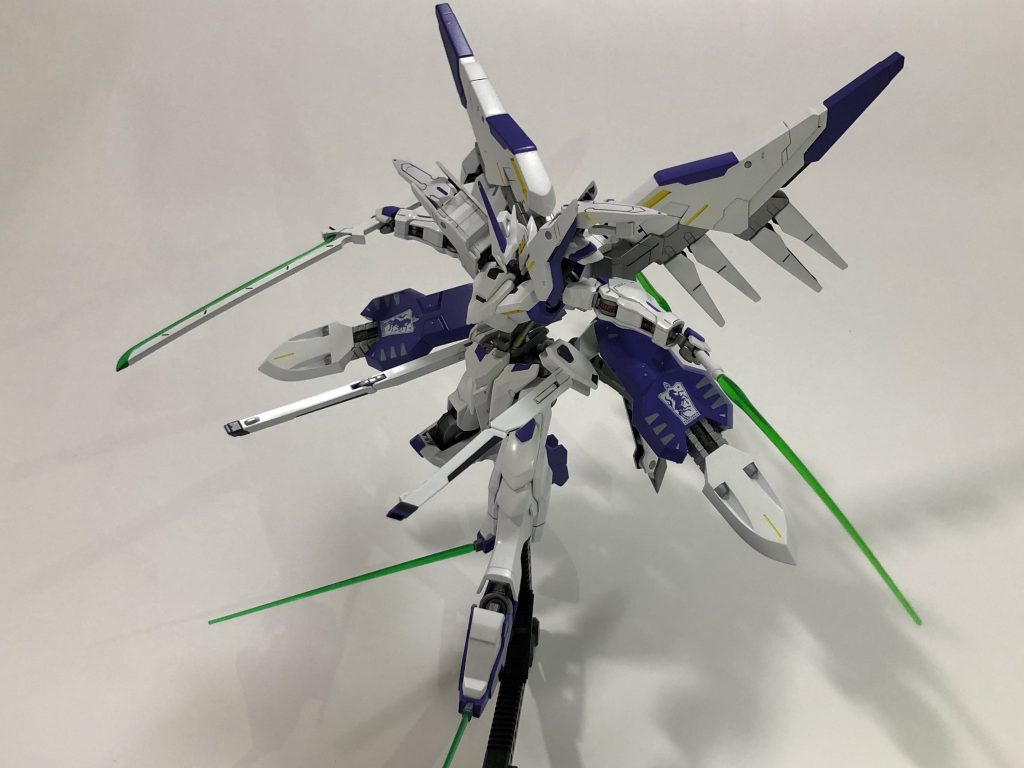 最後にちょっと派手めなポーズ。いかがでしたでしょうか。最近発売した端白星やマルコシアスを混ぜてみましたが、いい感じに仕上がったと個人的に思います。改造したドリルランスを持たせてもっとポージングさせてみたかった…。ああいう重い武器を持たせられる対策を今後考えないといけないなと思いましたね。次作るガンプラは決まってたり決まってなかったりで迷走中ですが、きっとイツカ、また投稿しようと思いますのでよろしくお願い致します。