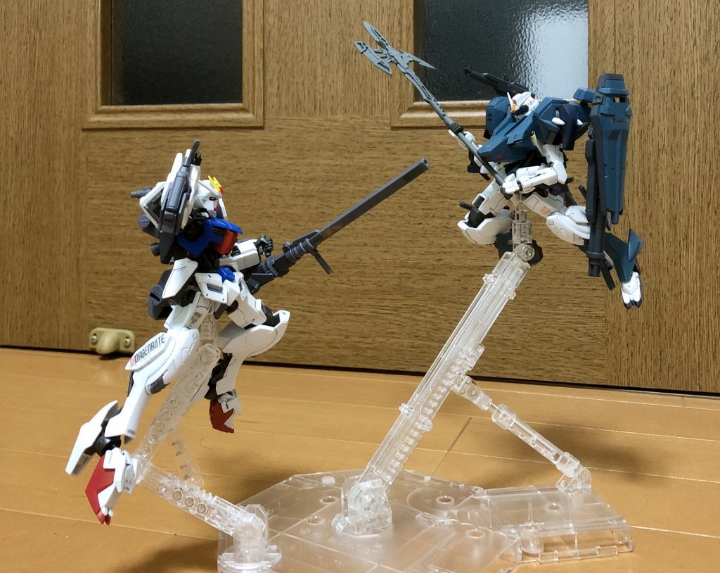 以前に作製した鉄血版ストライク(https://gumpla.jp/hg/515564)と一緒に!因縁の戦いですね(✽´ཫ`✽)「出て来いストライク!でないと…でないと傷が疼くだろうがぁぁ!!!」名言です笑