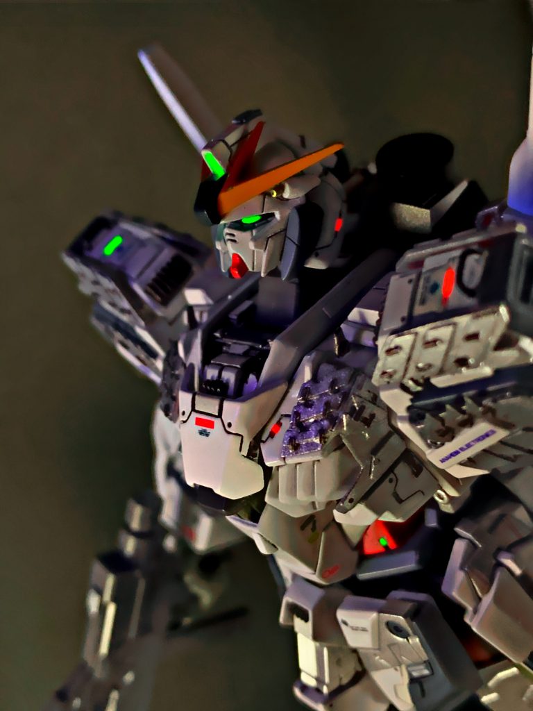 メインカメラなどのセンサー系は蛍光で塗りUVライトを当てるといいアクセントになります