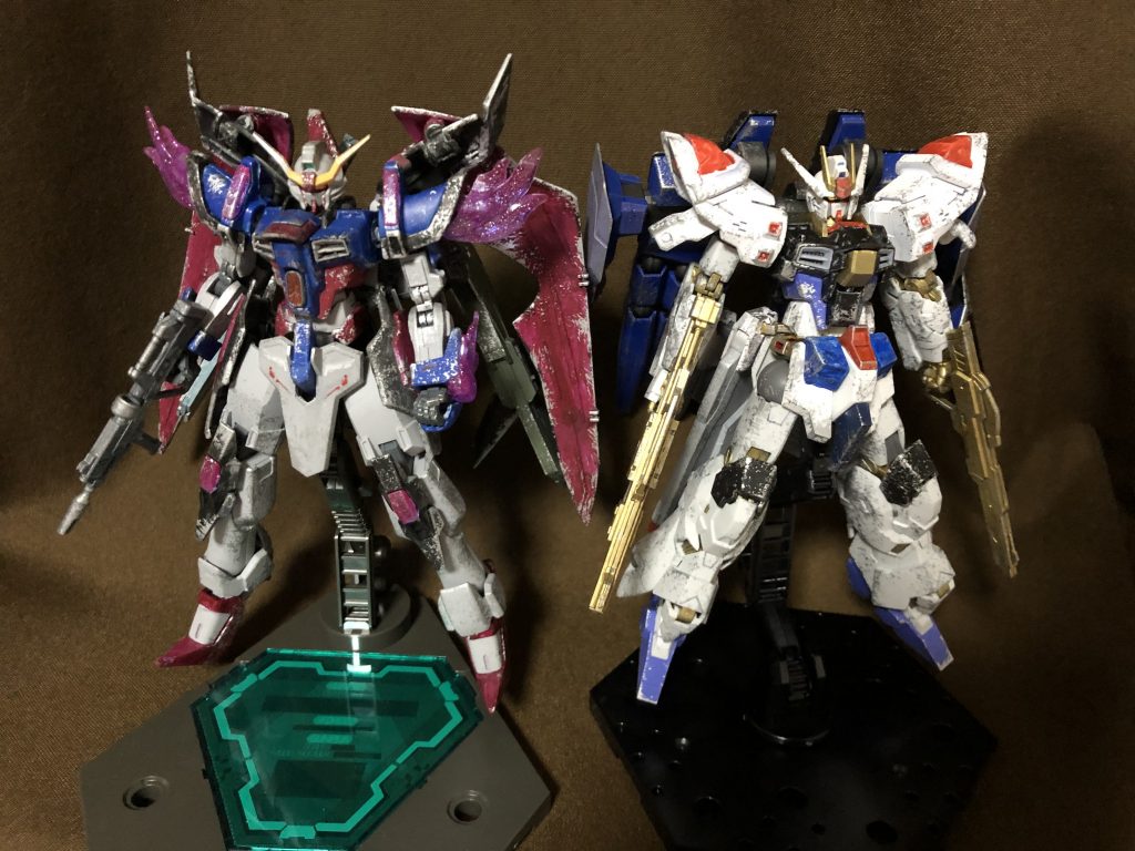 最後に、前に作った『デスティニーアパス』とのツーショットで〆。正直この並びを見たいがために新型フリーダムを作ろうと思い至りました。ざっと武装紹介したようにフリーダム系のMSにしてはストライクガンダムの要素もかなり多めなカンジとなりましたが、今回は『キラの歴代乗機の総集編』というモチーフだったこともあり、個人的にはわりと満足のいく機体に仕上がってくれたんじゃないかなぁと思っておりマス。ではではこの辺で、最後までご覧いただきありがとうございましたー！