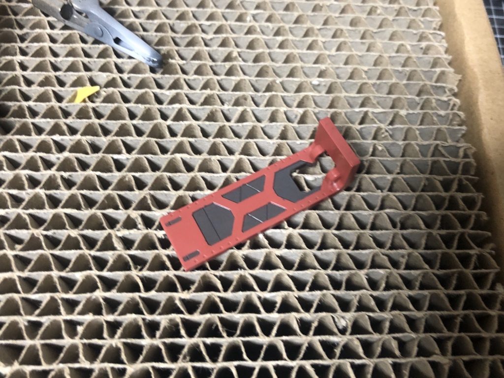 塗り分け。シールドと胸部をちょろっと。マスキングに少し疲れたので水性のグレー某で筆塗りしてます。基本は知ってますが絶望的にセンスが無いので。