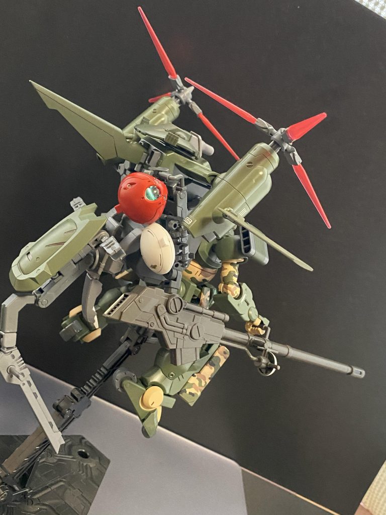 後ろから、わかりにくいがコンテナを中心にほぼ全ての兵装が装着されている。また、ドラゴンフライユニットと合体しているが、ビーム兵装のドライブはビームローターを起動させるための出力しかなく、グリモアアドバンス本体は、実弾兵装しか装備出来ない。そして彼等は必死にしがみ付いている。