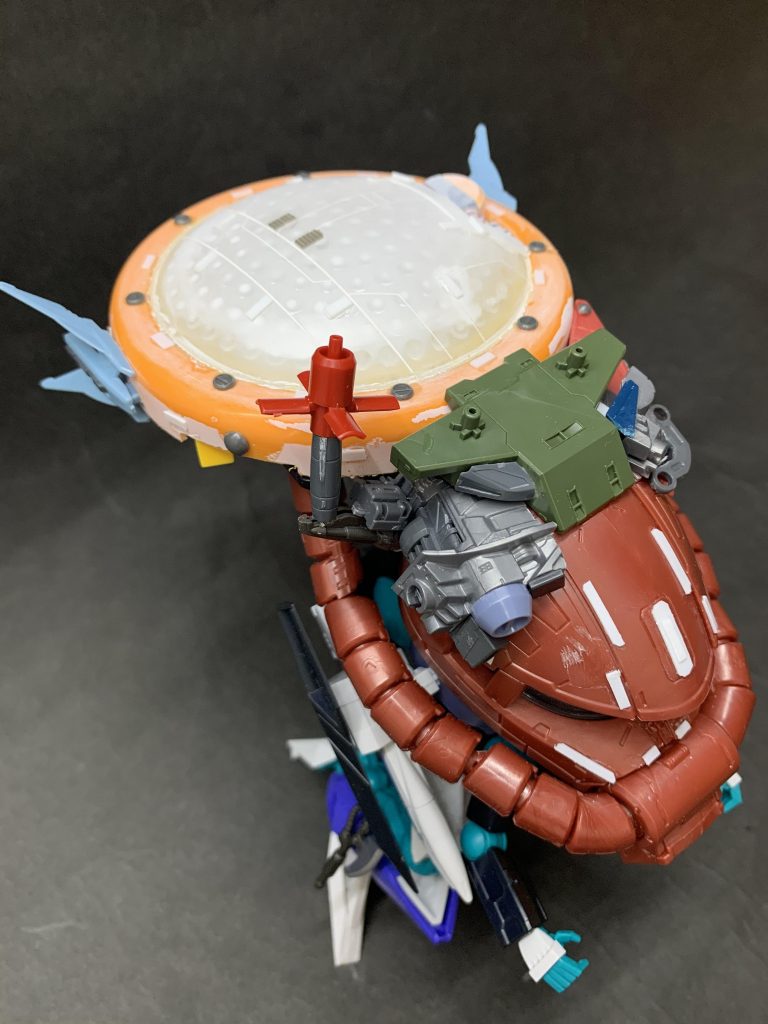 ジャンクパーツを切ったり貼ったり。レドームはタガネでモールドを彫りました。