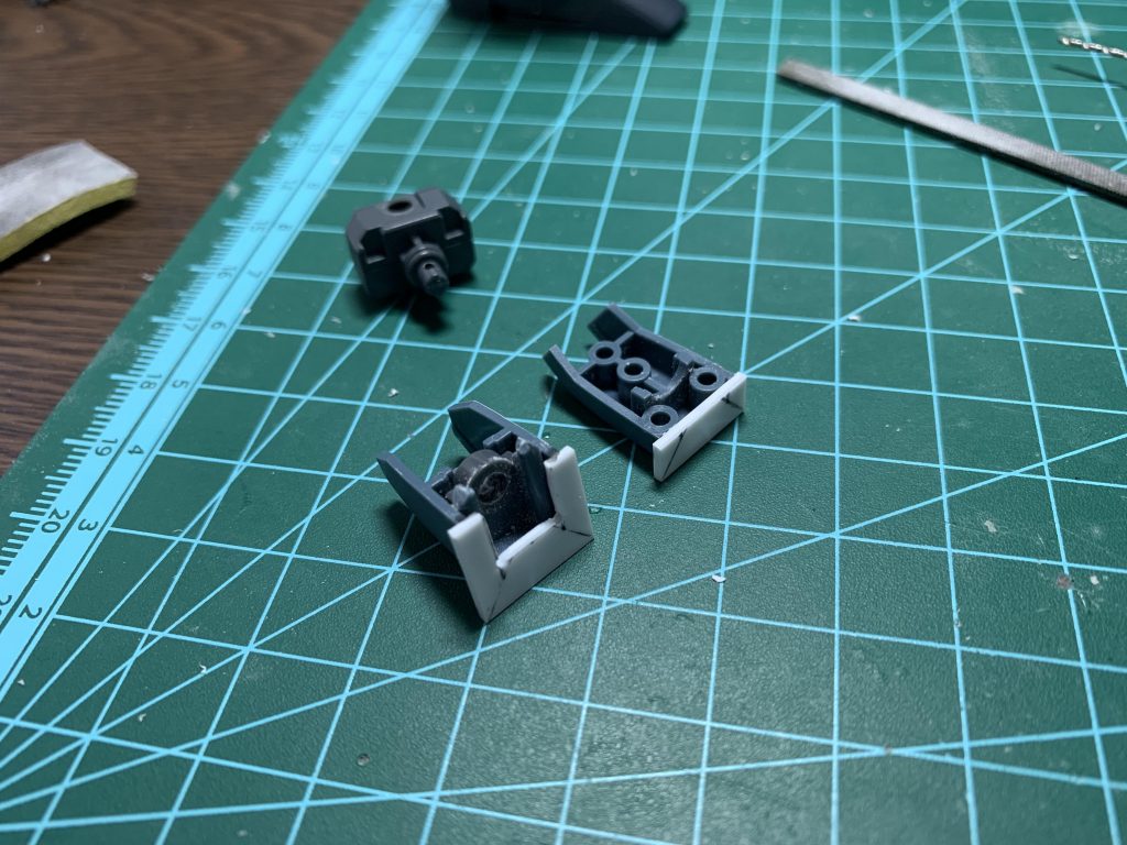 脚部の延長です。ここも1mm厚のプラ板で延長しています。