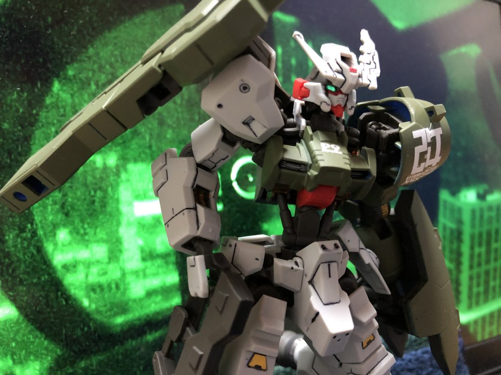 ところが素組みしてみると、なーぜーかーっ格好悪い！(＞人＜;)なぜだなぜだと思いあぐねて気付いたのが、成形色の青の安っぽさでした。