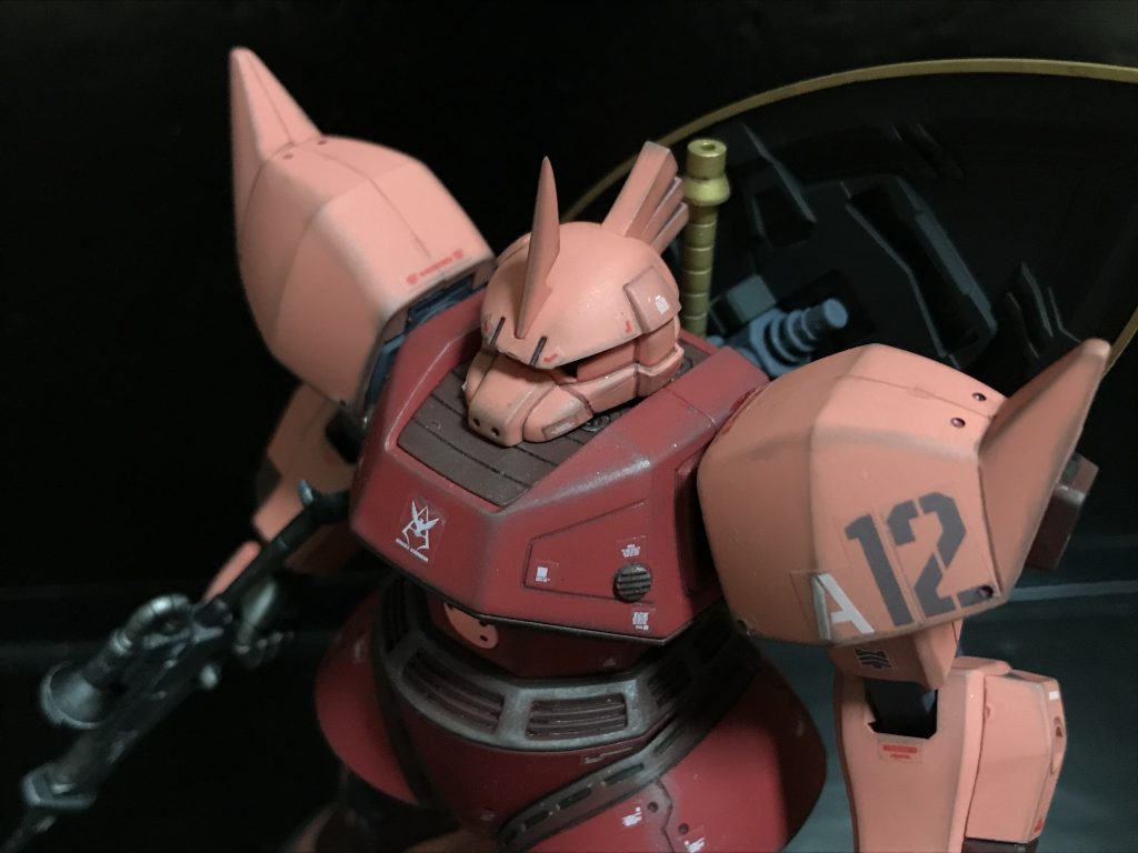 デカールは他のキットの余りです。「A12」は本当はザクII搭乗時の所属部隊番号でしょうから正しくはありません。でも、ガンプラは自由ということで(^^)アンテナはシャープに削りました。