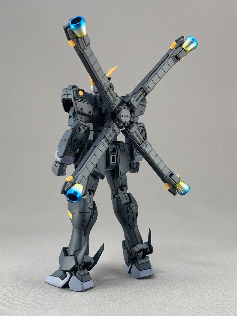 本体濃紺や薄紫、マントは黒立ち上げ。フレームはベタ吹きです。イエローは凹部にクリアオレンジ吹いてから全体にイエローです。塗装後スミ入れ、軽くチッピングしました。