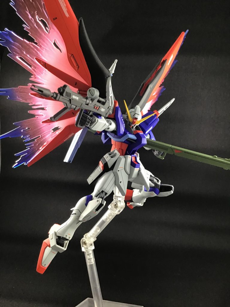 光の翼は成形色を活かしてグラデーション塗装しています