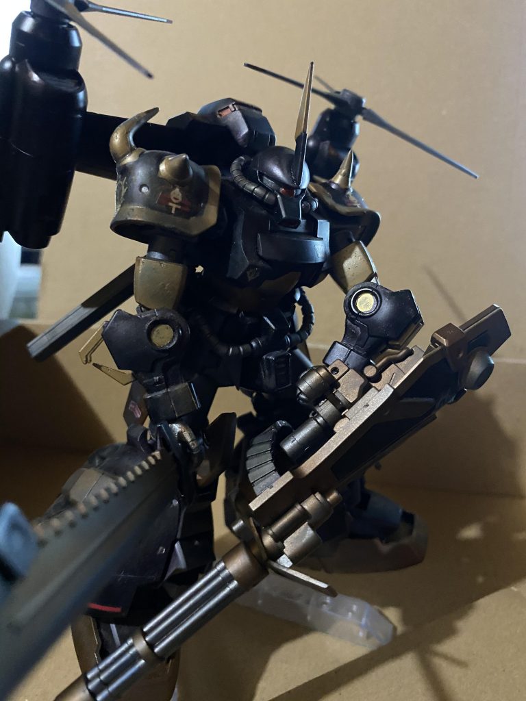 モノアイが貼り付けただけだと目立たなかったのでガンマカのメタリックレッドで上から塗装