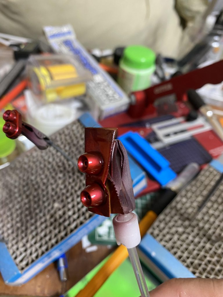 クリアを掛ける前のキャンディ塗装仕上げの脚部バーニアになりますここからガイアノーツのセミグロスクリアープレミアムを掛けると何とも艶のある色味になるのでお気に入りです