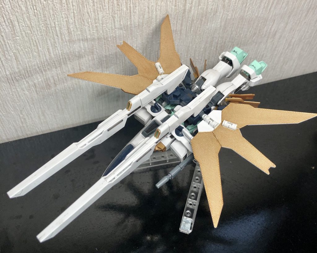 元キットがエアマスターなので可変機構もそのまま、一部パーツの展開のみ保持力の都合で元ネタの作例と異なる展開をしてあります