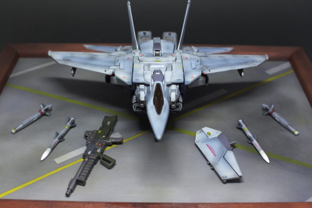 スタティックディスプレイ。私自身あまりミリタリーに詳しくないのですが、自分なりに色々と調べて反映させられるものはできるだけ反映させたつもりです。武装は機体下部に固定したビームライフルと各種ミサイル、機首根元の機銃になります。