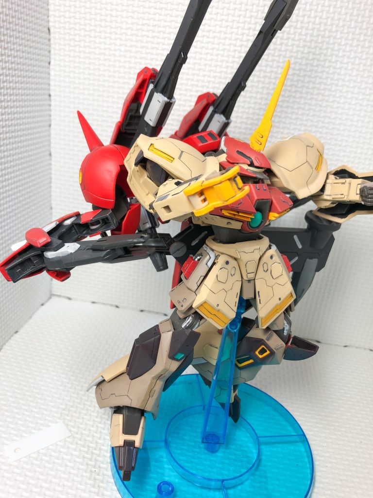 手持ちの武器を構えた姿になります。バックパックを作るに当たって、グシオンリベイクのようなサブアームの要素も取り入れようと考えて、稼働軸を増やしました。Rジャジャの肩は、攻撃もできて、可動域も広いので、色々な角度からの攻撃に対応できるようにと採用しました。