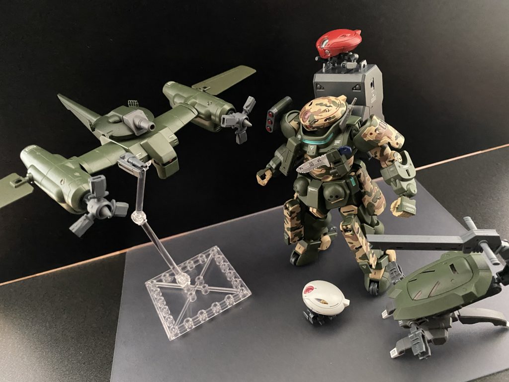 ドラゴンフライユニットジェット推進により上空からの哨戒、砲撃を担うユニット。スコーピオユニットは、バッテリー駆動だが、こちらは小型のジェネレーターを搭載しており、ビーム兵装のドライブが可能。機体上部に迫撃砲、モノアイ部の脇にビームバルカンを装備。