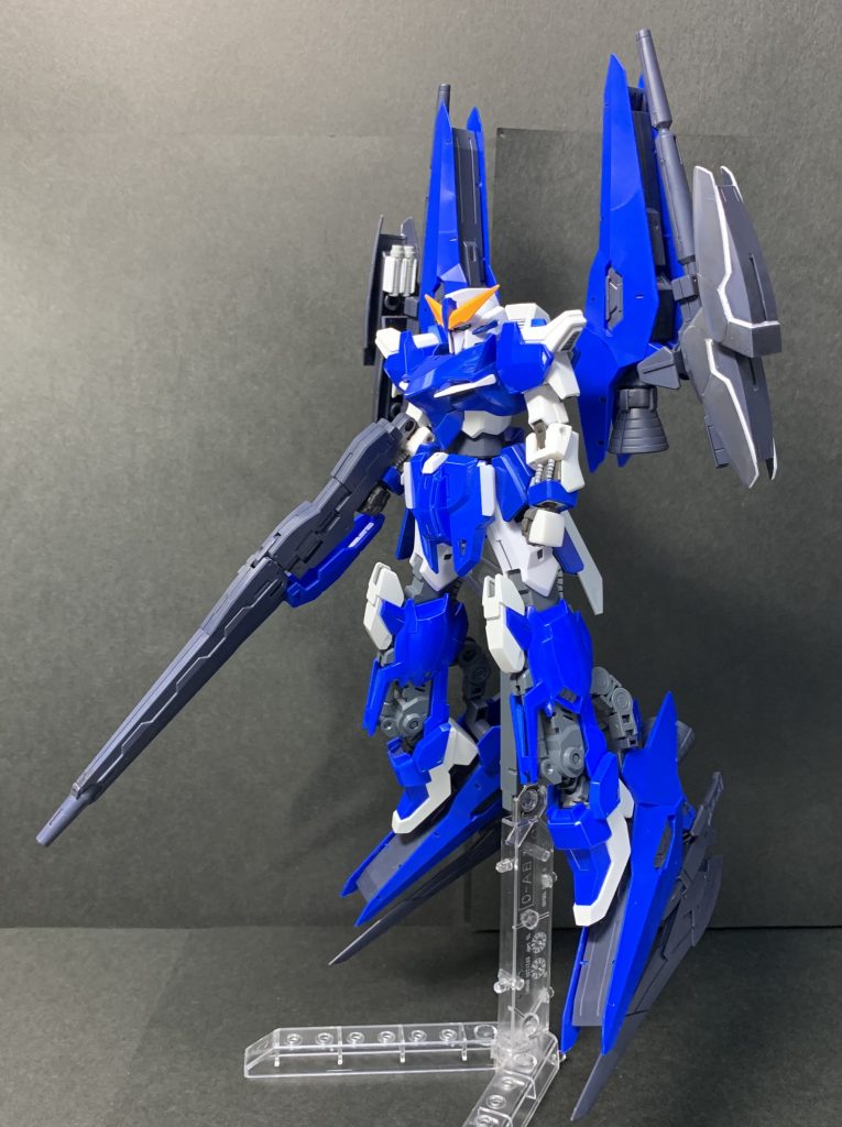 メテオールノヴァガンダムアドバンスドブースターのヒュージウェポンブースターを装着した状態。4基の特大スラスターが搭載されることで単機で大気圏を突破することが可能となる。また、脚部のブースターを展開することでGNアームズやアヴァランチエクシアダッシュと類似した戦闘が行える他、水面を滑って移動することも可能となる。