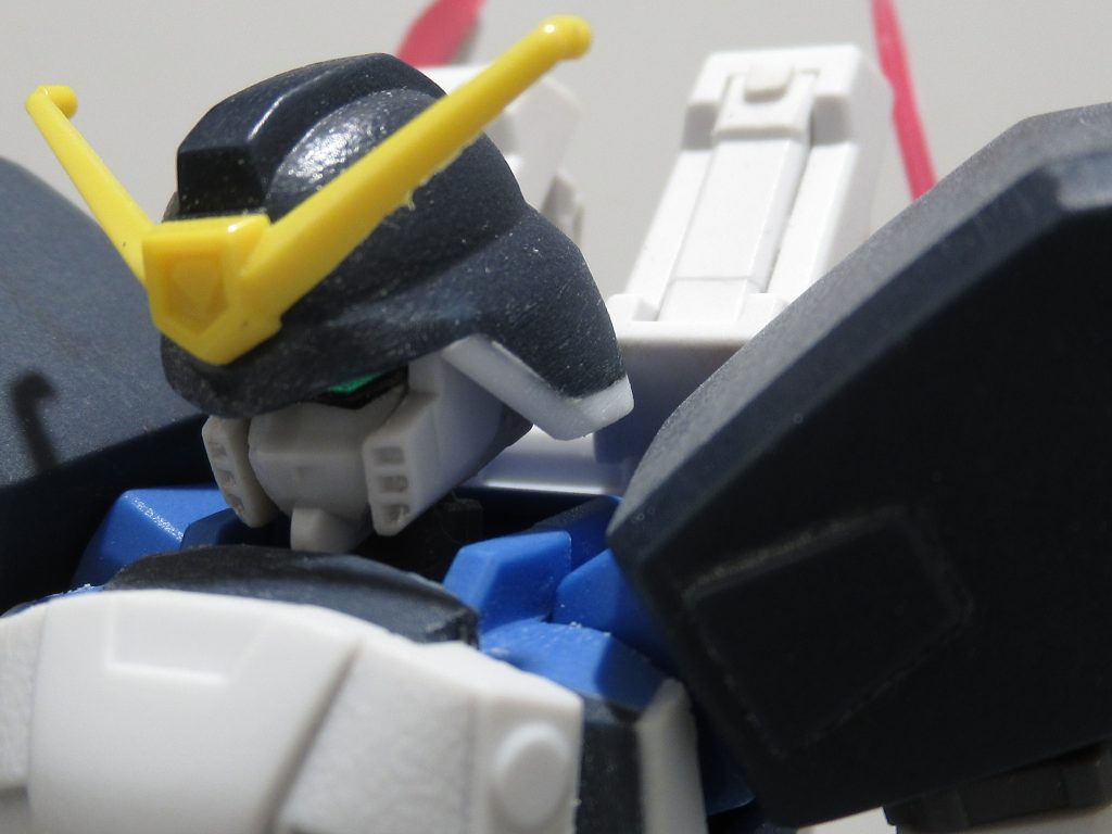 顔は切り離し、別パーツ化して裏を削って少し奥になるように改修。ヘルメットの後ろ部分が短いので、プラ板で延長しています。