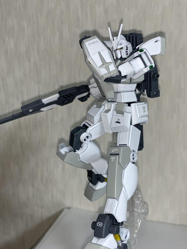 シールドはツートンと赤を入れたトリコロールで悩みましたがツートンを採用しました