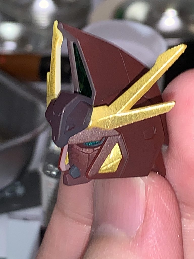 カメラアイはメタリックグリーンで。