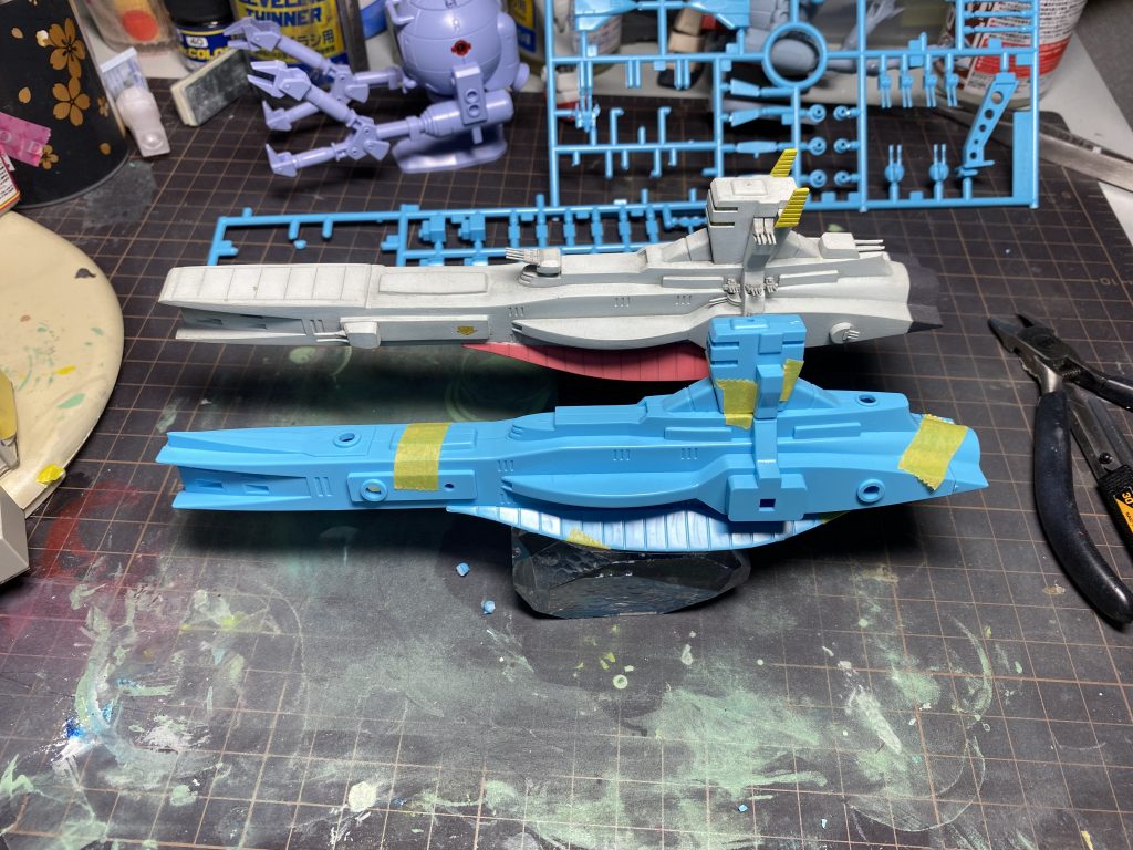 仮組みとの比較2艦体を伸ばして艦首周りをサラミス改っぽく。主砲塔はタミヤの矢矧から引っ張ってきてます。その他、小火器類はWLのX枠(静岡模型組合共通枠)をテキトーに弄って取り付けています。