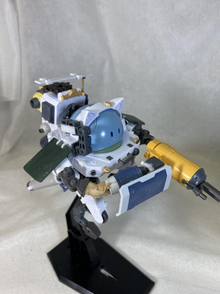 塗装直前。盛りに盛ってます。今回コイルスプリングやビニールコードを各部に投入。まあ、いわゆるマシーネンオマージュです。