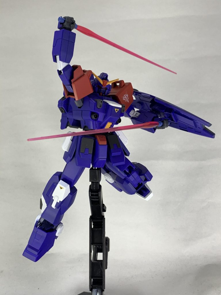 なかなかポーズが決まらず、説明書のやつを参考に。