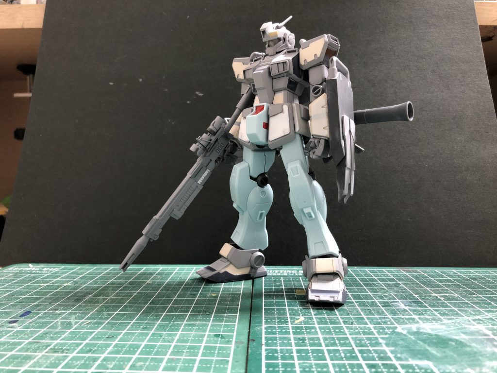 途中で股間アーマーと膝下のパーツを｢HGUCジムカスタム｣のものに変更しました。