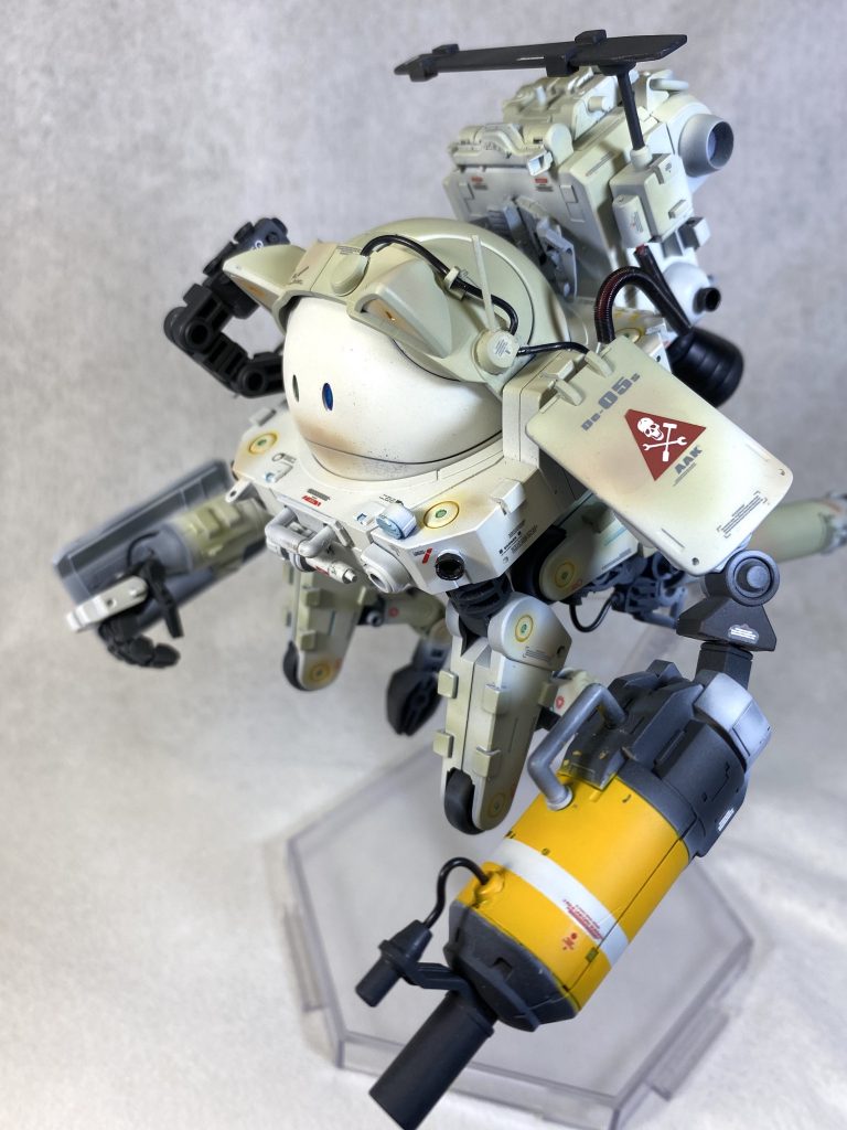 アタックモード。折り畳んでいた両腕を展開!