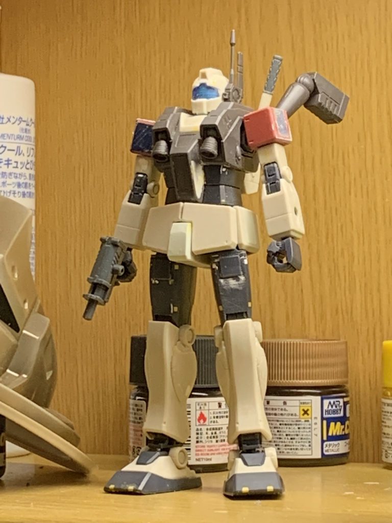 余計なディテールを片っ端から埋めて(重要)ビームサーベルのグリップをライトアーマーと同じ型に改造、専用ビームガンをいつかのキャンペーンパーツに変更。キットのものはちと大きかった。股間部分はパテを盛り、スカート部分をそれに合わせて切除するお手軽簡単仕様。肩パーツはorigin版のザクから流用。