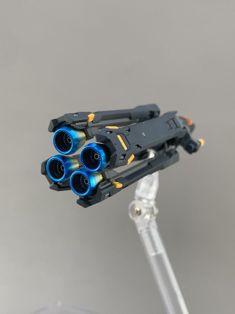 コアファイターバーニアはチタン風塗装にして、中につぶし玉を入れました。