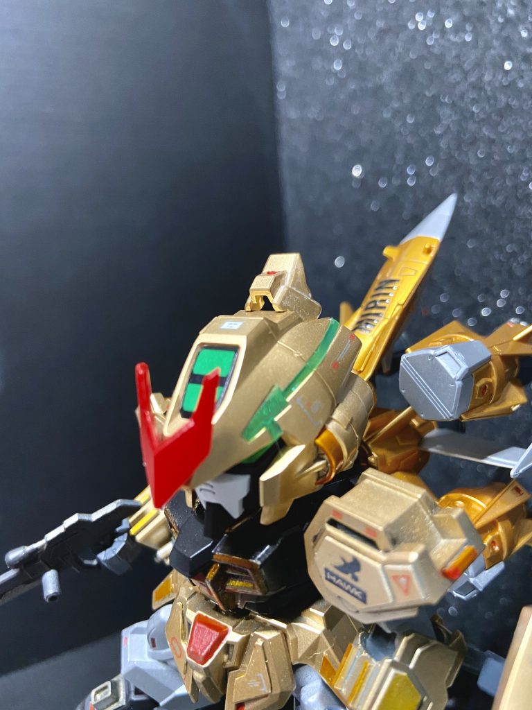 既製品っぽくしたかったので、アストレイの頭のボッチは切り落とし。あとは鳥っぽくしたかったので頭頂部にアンクルガードを追加。