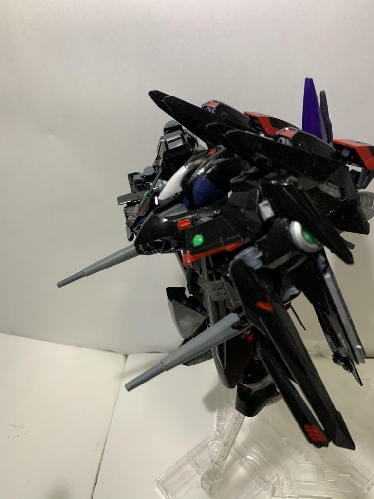 アヴァロンを抜けてソロになった為、機体コンセプトは1対多を想定し装甲と機動力を強化しIフィールドも装備。大型化したが全身に多数のスラスターを搭載した為、機動性は高い。