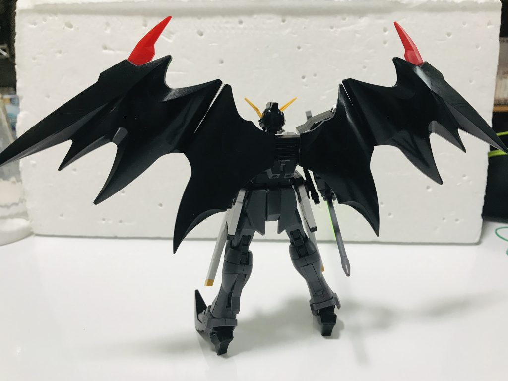 後ろからの写真。バックパック基部はウイングガンダムのを流用し、フェニーチェリナーシタの拡張パーツで位置調整しました。