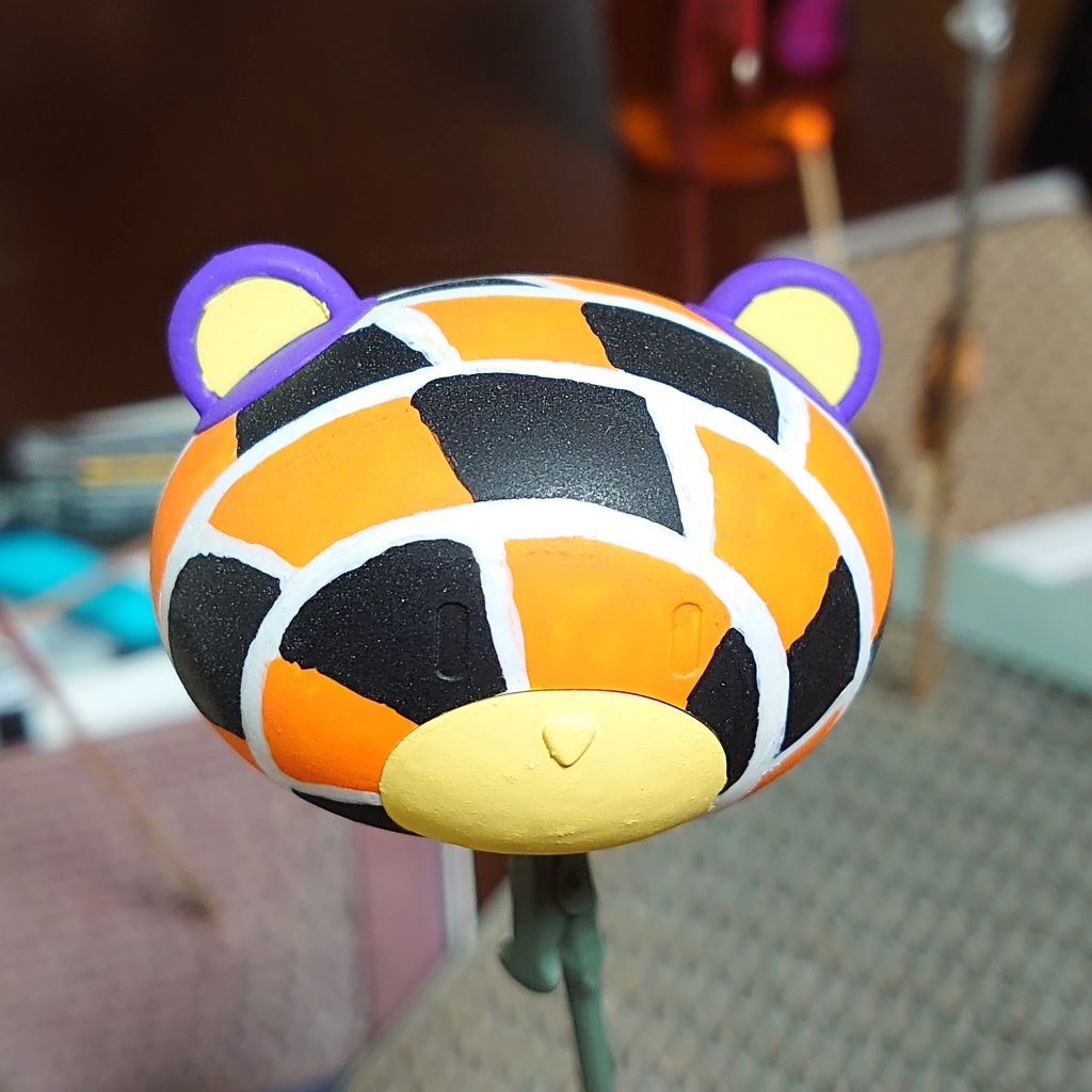 最後にオレンジと黒の間に白を入れてできあがり。※写真はトップコート吹付後途中経過写真は残していませんが…手持ちの飴は、先に丸い形のついたランナーの切れ端が手元にあったので、形を活かして黒の樹脂粘土をつけ、乾燥後にポスターカラーで色をつけたものです。また、目は付属のシールをポスターカラーで塗り直してから貼っています。最後までご覧くださりありがとうございました。