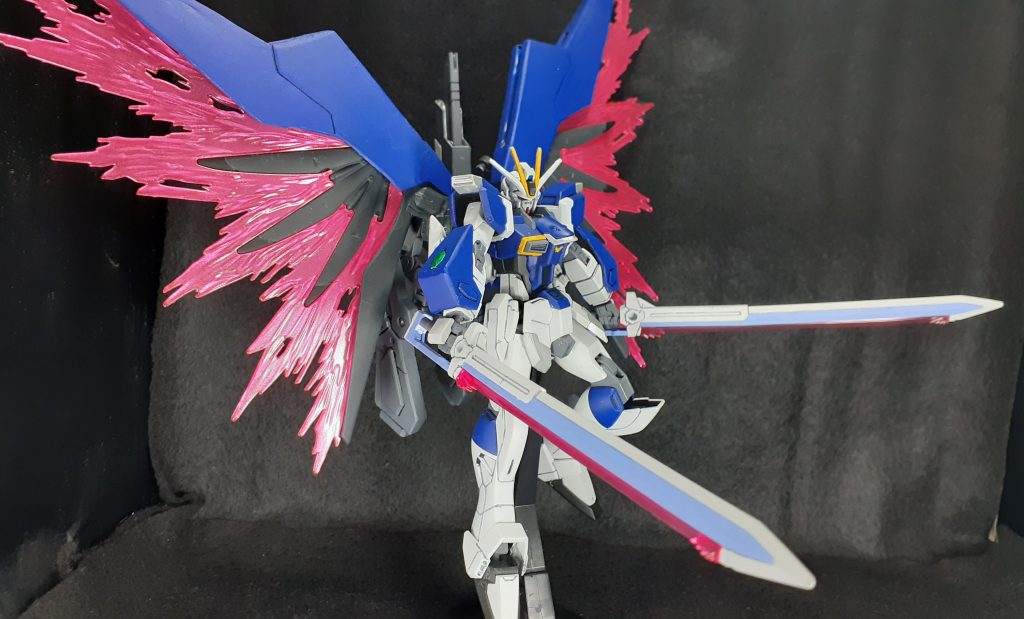 エクスカリバー+光の翼デスティニーの翼を丸々流用(大羽はプラ板で形状変更)してるので光の翼も展開できます