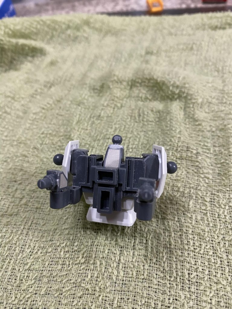 アーマー付けると見えなくなりますが肉抜きを埋めました首は延長した影響で真鍮線が丸見えなので念入りにフライングアーマーの基部は擦れないように削りこみました