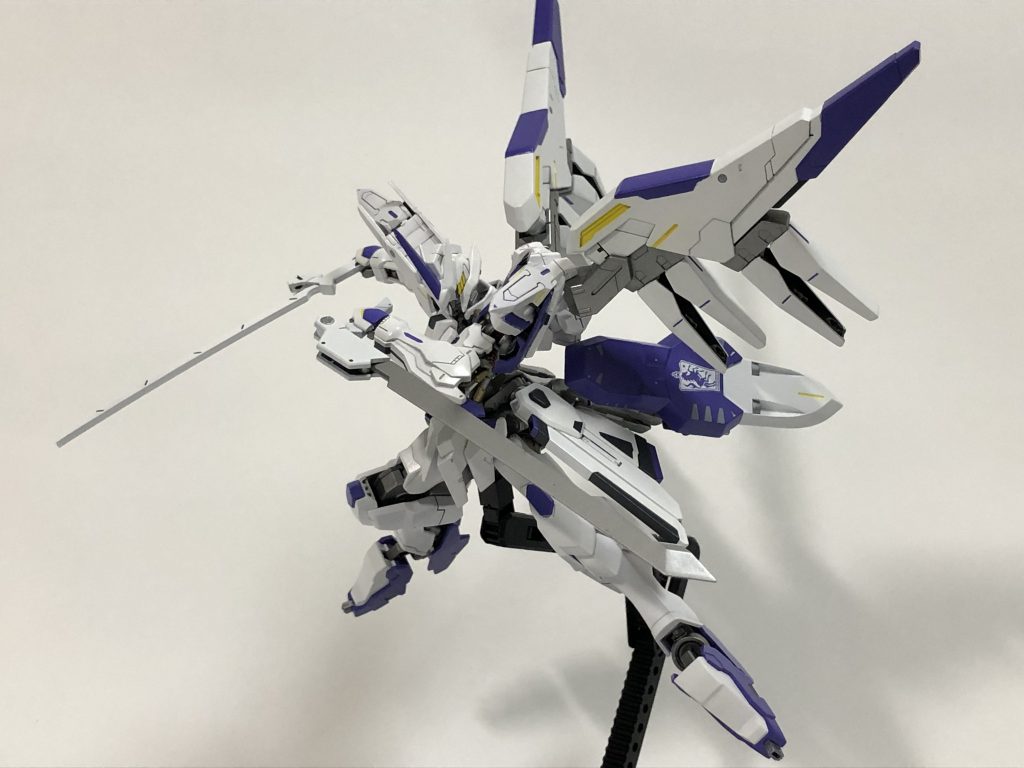 大太刀サンライズバース。コトブキヤのサムライマスターソードを使用しました。持ち手部分がほんの少し、ガンプラの持ち手と合わなかったですが、ゴリ押しで持たせました()。ハンドパーツ複数用意してるのでセーフ。使っている人にはわかると思いますが、一つの武器にまとめることもでき、分解して別々の武器にすることができます。刀も大太刀もクリアパーツでしたが、大太刀の方はクロムシルバーで実体剣っぽくしてみました。ガンソードみたいな「チェストぉぉぉ!」のポーズ取らしたかったけど無理でした。