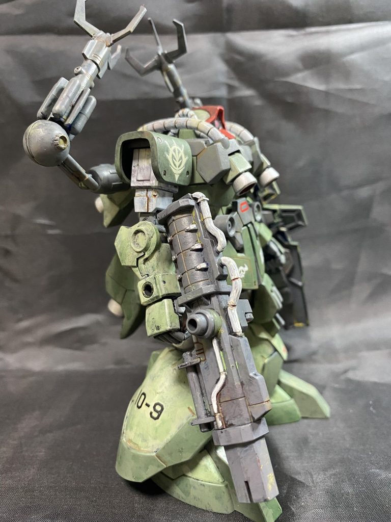 右側より。しかし芸がないなと思いオリジナルのトクワン大尉用モビルアーマ試験機になり得るドムを作ろうと決意！