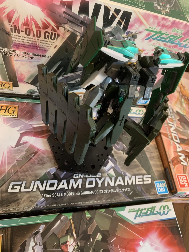 サバーニャの胸とケルディムの腰の太陽炉を搭載。