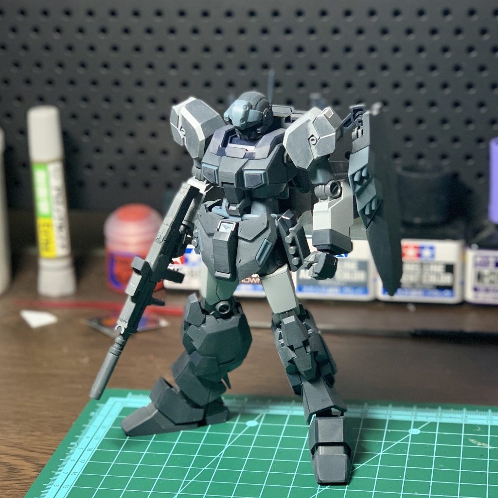 部分的な捨てサフ後の状態です。プラ板で延長した部分や合わせ目消しを行った部分にサフを吹くことで溝が埋まりきっているか確認するなどの意味があります。