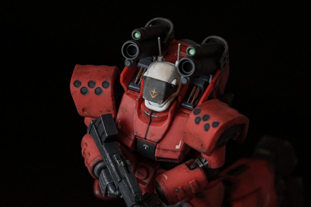 砲身の根元は、可動のポリキャップが目立たないようシリンダーディテールで蓋をしました。キャノン砲のセンサーはHアイズです。頭部の連邦エンブレムはモールドを削り取り、デカールに変更しました。