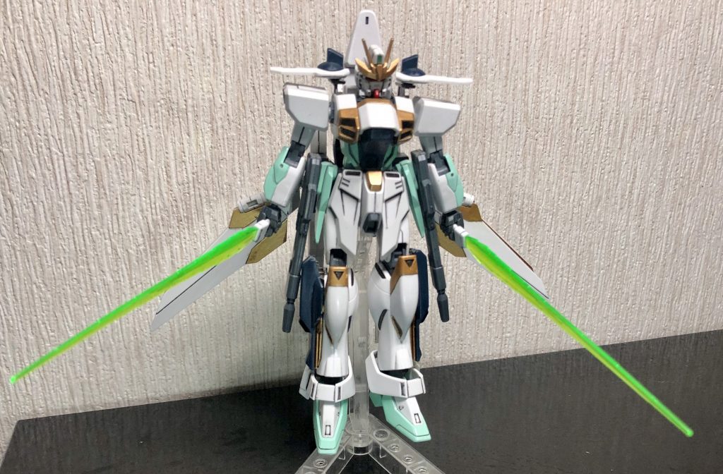 肩部ビームサーベルも取り外して装備可能