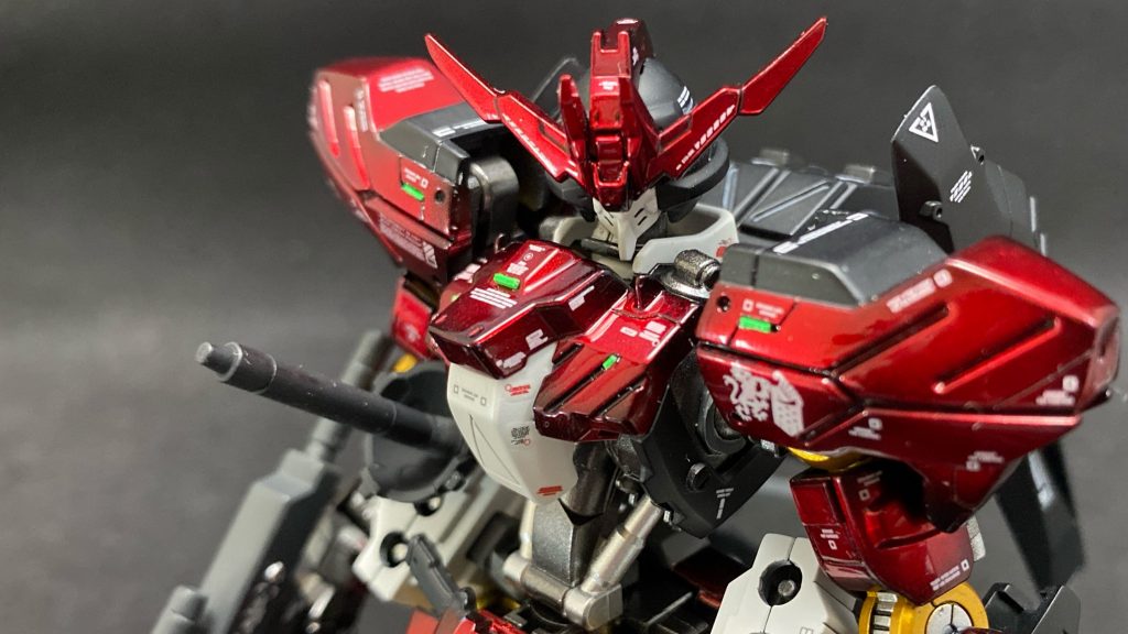 部分的にスジボリを追加して グリーンチップもちょこっとチャレンジ肩アーマーも後はめ加工でやすりました