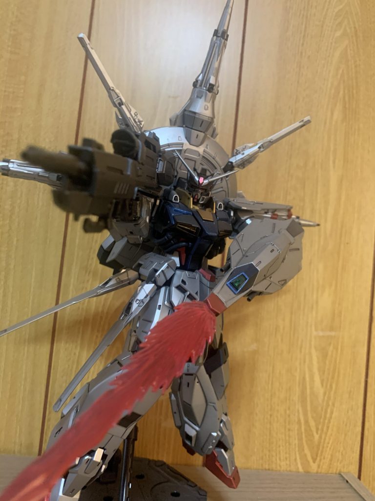 せっかく好きになったキットを成型色のまま完成させるだけでは思い入れもなく、要らなくなったら処分するのかと思うともったいない気がしたので、組み上がっていた胸部も一旦バラし、ゲート処理をちゃんと施してから全体をメタリック系の塗料を使って全塗装することにしました。プロヴィデンスガンダムを全塗装した当初は部分的に色を付け加えるアレンジもせずに原作に忠実な塗装で比較的気楽に作業してました。ここ最近はもっと良くしたいと思う欲が強く、ガンプラは伸び悩み中です。他作品のプラモを作り、積みガンプラを蓄えてました(笑)