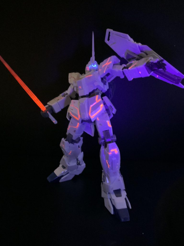 ユニコーンはこれでもかとデカールを貼り、蛍光ピンクでスミ入れブラックライトで照らすとNTD直前って感じです(o^^o)