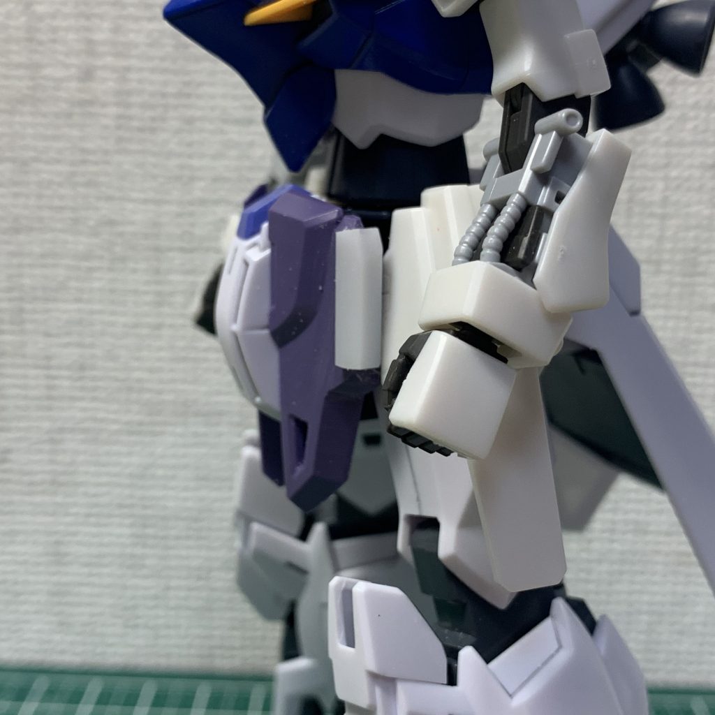 凹みのあるプラ棒で加工!奇跡的にもそのまま取り付けることができたのです!