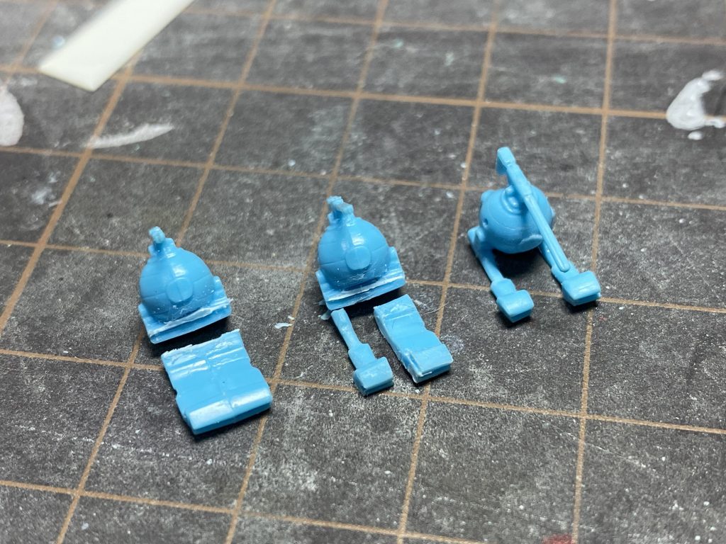 ボールの作り方です。1.アーム部を切り離します。2.半分に切って、それぞれ削り出します。3.出来上がったら再接着します。できあがり。