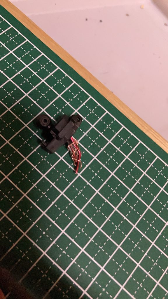 配線は脱着可能で腕を装着可能